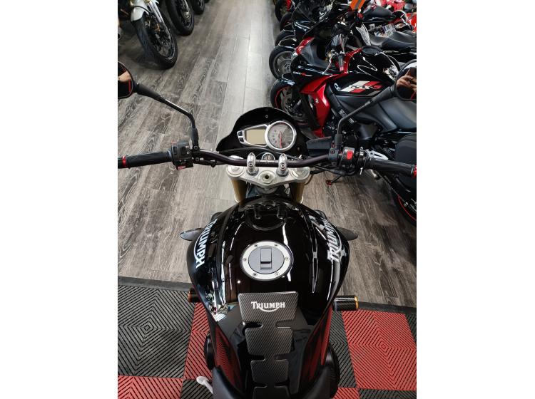 TRIUMPH STREET TRIPLE 675