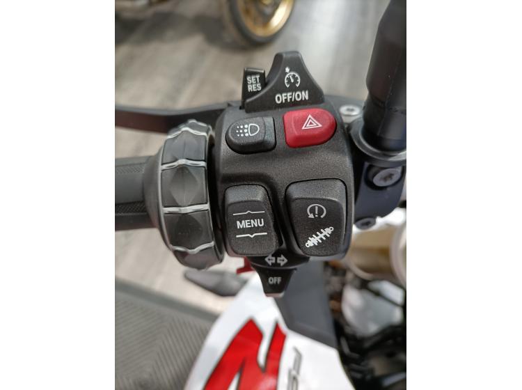 BMW F 900 R (165€/mois*) (garantie 1an)