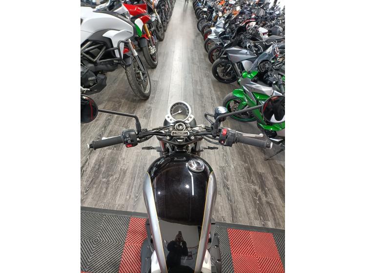 TRIUMPH STREET TWIN  900